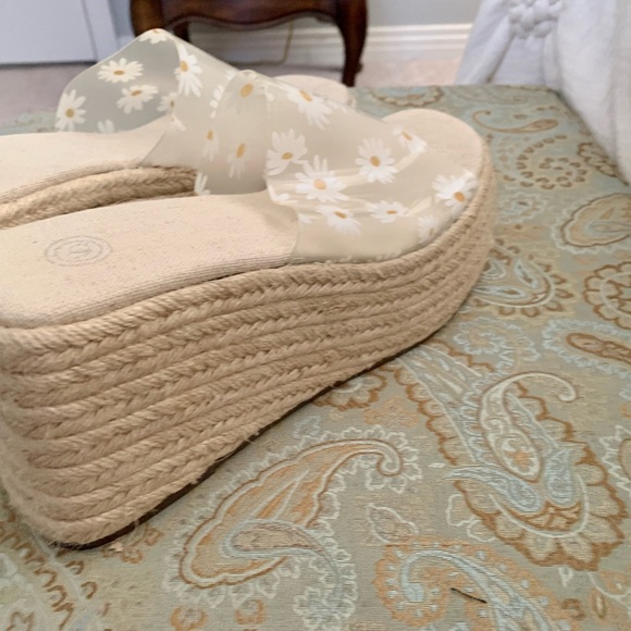 Urban Outfitters Daisy Wedge Sandals NWOT Fun and Versatile!!! - Picture 3 of 3